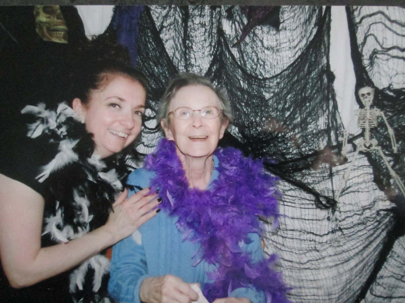 Mme Colombe Bourgault à droite, Halloween 2015 à 81 ans, accompagnée de Florice Bois.